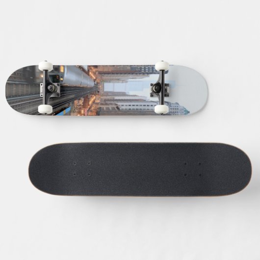 Erhöhte Schiene in im Stadtzentrum gelegenem Skateboard (Horizontal)