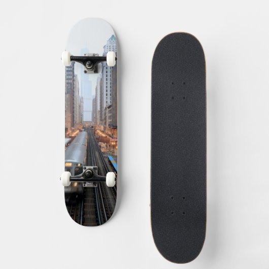 Erhöhte Schiene in im Stadtzentrum gelegenem Skateboard (Vorderseite)