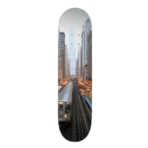 Erhöhte Schiene in im Stadtzentrum gelegenem Skateboard