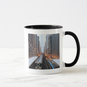 Erhöhte Schiene in im Stadtzentrum gelegenem Tasse