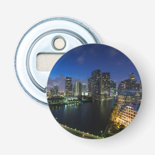 Erhöhte Stadtsilhouette von Brickell Key Flaschenöffner