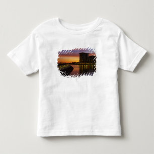 Erholungslagune und Wohnungen bei Sonnenuntergang Kleinkind T-shirt