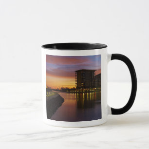 Erholungslagune und Wohnungen bei Sonnenuntergang Tasse