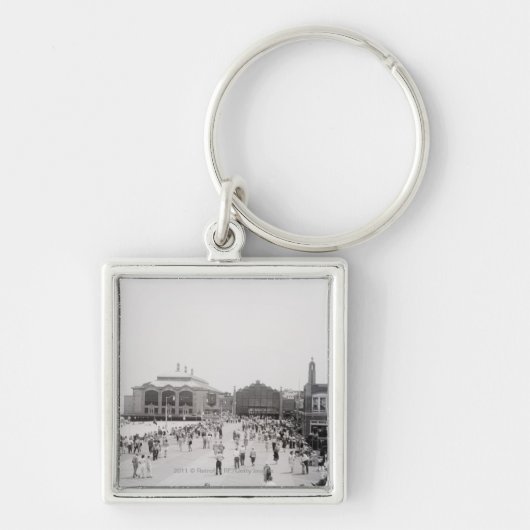 Erholungsorttouristen auf Esplanade Schlüsselanhänger (Vorne)