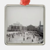 Erholungsorttouristen auf Esplanade Silbernes Ornament (Vorne)