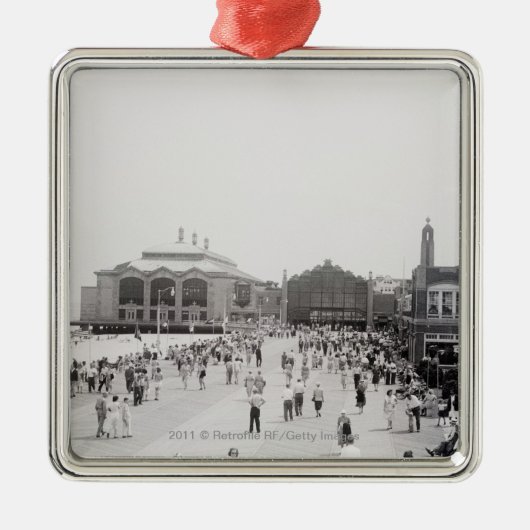 Erholungsorttouristen auf Esplanade Silbernes Ornament (Vorne)