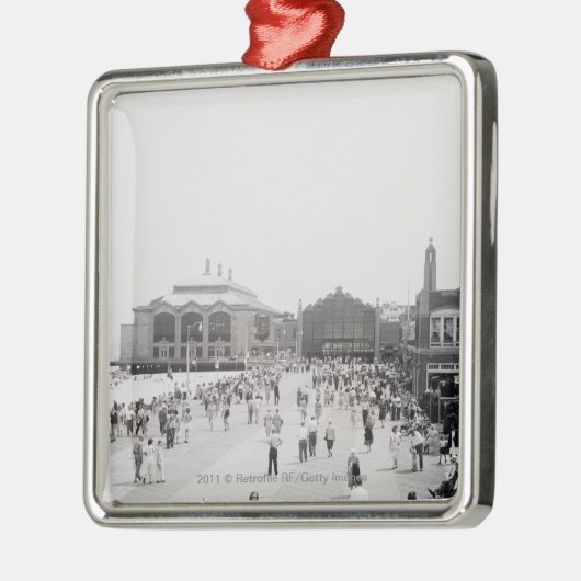 Erholungsorttouristen auf Esplanade Silbernes Ornament (Links)