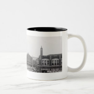 Erholungsorttouristen auf Esplanade Zweifarbige Tasse
