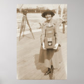Erika Morini Holding Large Box Camera Poster (Vorne)