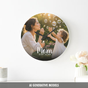 Erinnerung an das Familienfoto, das Mama gemacht h Große Wanduhr
