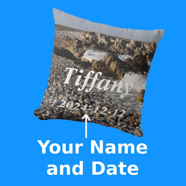 Erinnerungen am Meeresufer mit dem Namen Keepake F Kissen (Front Angle with Background)