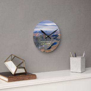 Erklimme die Berge Runde Wanduhr