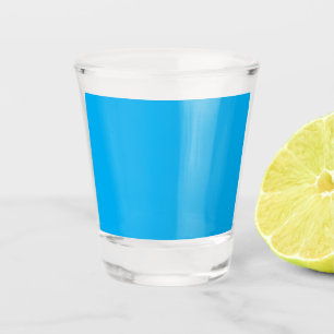 Erleben Sie die Schönheit eines blauen Himmels mit Schnapsglas