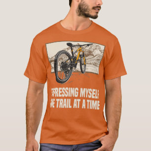 Erleben Sie ein Mountainbike auf einem Weg im Frei T-Shirt