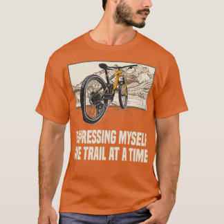 Erleben Sie ein Mountainbike auf einem Weg im Frei T-Shirt