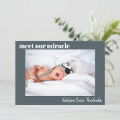 Erleben Sie unser Wunder| Baby Boy Birth Ankündigu Einladung (Stehend Vorderseite)