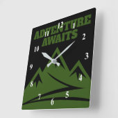 Erlebnis erwartet Berggipfel Wanderweg Quadratische Wanduhr (Winkel)