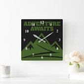 Erlebnis erwartet Berggipfel Wanderweg Quadratische Wanduhr (Zuhause)