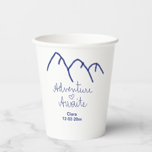 Erlebnis erwartet blaues Gebirgsherz Name Pappbecher (Vorderseite)