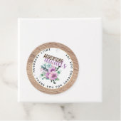 Erlebnis erwartet rustikale violette Blumen Babydu Geschenkanhänger (Beispiel)