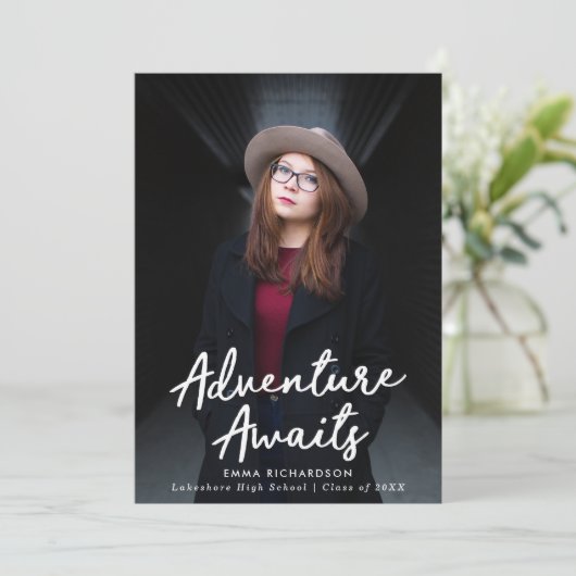 Erlebnis wartet Burgundy Foto Abschluss Ankündigung (Stehend Vorderseite)