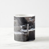 Ermine auf Snowy-Felsen Kaffeetasse (Mittel)