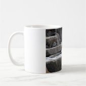 Ermine auf Snowy-Felsen Kaffeetasse (Links)