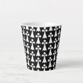 Ermine Pattern, mittelalterliches Muster, weiß auf Milchtasse (Vorderseite)