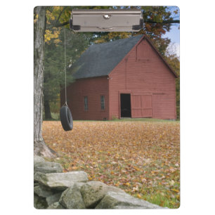 Ermüden Sie Schwingen entlang einer Straße in Klemmbrett