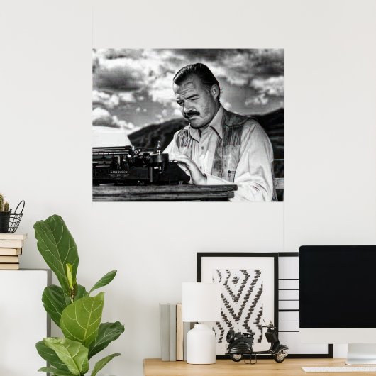 Ernest Hemingway bei seiner Schreibmaschine Poster (Heimbüro)