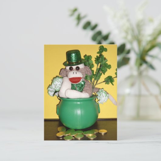 Ernie die des Socken-Affe-St Patrick Postkarte (Stehend Vorderseite)