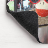Ernie die Socken-Affe-Sonnenbrille Mousepad (Ecke)