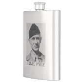 Ernie Pyle mit Beanie Flask Flachmann (Links)