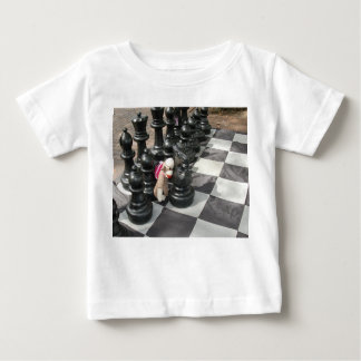 Ernie the Sock Monkey Spielen Schach kleines Shirt