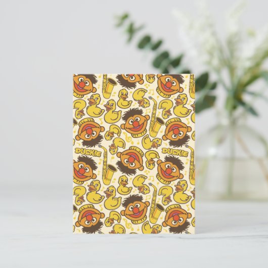 Ernie und Rubber Duckie Pattern Postkarte (Stehend Vorderseite)