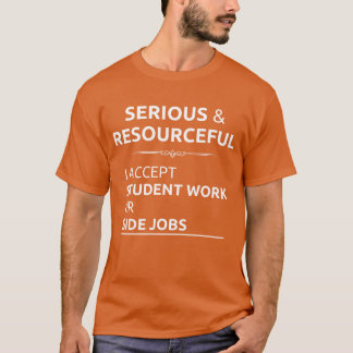 Ernsthafte ressourcensuchende Student-Arbeit Neben T-Shirt