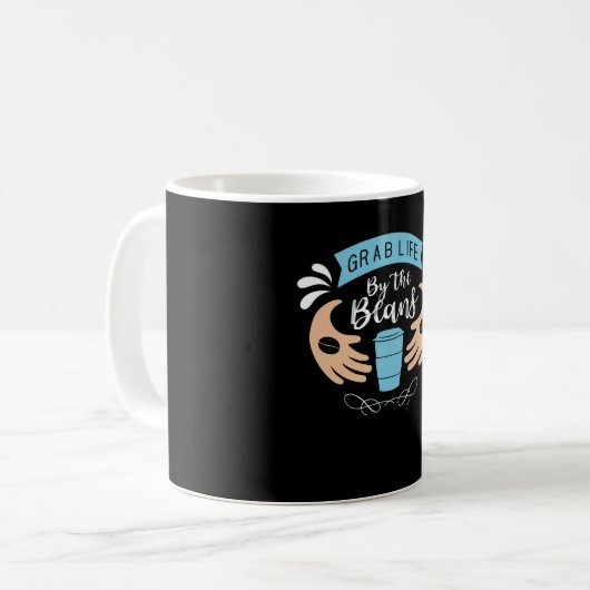 Ernte durch die Bohnen | Kaffeedesign Kaffeetasse (Vorderseite Links)