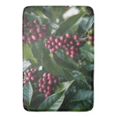 **"Ernte im Blut: Kaffeebohnen auf dem Baum"** Badematte (Vorderseite Vertikal)