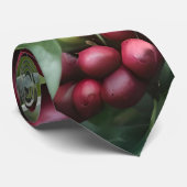 **"Ernte im Blut: Kaffeebohnen auf dem Baum"** Krawatte (Gerollt)