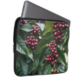 **"Ernte im Blut: Kaffeebohnen auf dem Baum"** Laptopschutzhülle (Vorne Rechts)