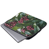 **"Ernte im Blut: Kaffeebohnen auf dem Baum"** Laptopschutzhülle (Vorne Knopf)