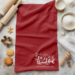 Erntedank Be dankful Script Harvest Burgundy Geschirrtuch<br><div class="desc">Erhöhen Sie Ihre Küchendekoration mit unserem Be Thankful Script Harvest Burgundy Kitchen Handtuch. Dieses charmante Küchenaccessoire verleiht nicht nur einen Pop von Herbst-inspiriert Farbe, sondern erinnert auch daran, die Segen des Lebens zu schätzen. Das elegante Drehbuch-Design bringt eine Touch von Eleganz in Ihre Küche und macht sie perfekt für den...</div>