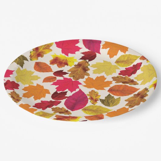 Erntedank Dinner Party Herbstfarben Blätter Pappteller (Schrägansicht)