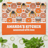 Erntedank Donuts und Kaffeefall Orangenstreifen Geschirrtuch (Gefaltet)