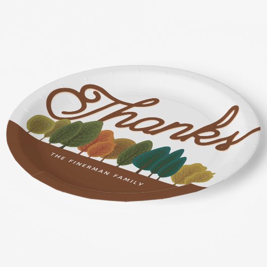 Erntedank Festmahl Personalisierter Herbstwald Pappteller (Schrägansicht)