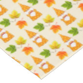 Erntedank Gnome und Herbstlaube auf Beige Tischdecke (Schrägansicht)