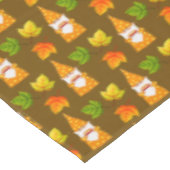 Erntedank Gnome und Herbstlaube auf Brown Tischdecke (Schrägansicht)
