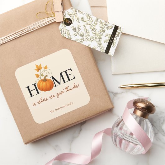 Erntedank Pumpkin Zuhause ist der Ort, an dem wir  Quadratischer Aufkleber (Schenken)