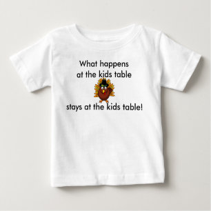 Erntedank-Säugling, was am Kindertisch geschieht Baby T-shirt