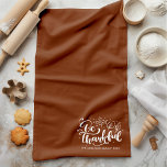 Erntedank sei dankbar Script Harvest Brown Geschirrtuch<br><div class="desc">Erhöhen Sie Ihre Küchendekoration mit unserem Be Thankful Script Harvest Brown Kitchen Handtuch. Dieses charmante Küchenaccessoire verleiht nicht nur einen Pop von Herbst-inspiriert Farbe, sondern erinnert auch daran, die Segen des Lebens zu schätzen. Das elegante Drehbuch-Design bringt eine Touch von Eleganz in Ihre Küche und macht sie perfekt für den...</div>